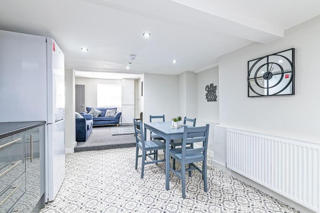 Luxury 5 Bedroom Holiday Home Within Prescot Exterior foto