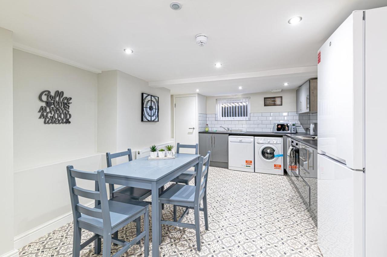 Luxury 5 Bedroom Holiday Home Within Prescot Exterior foto